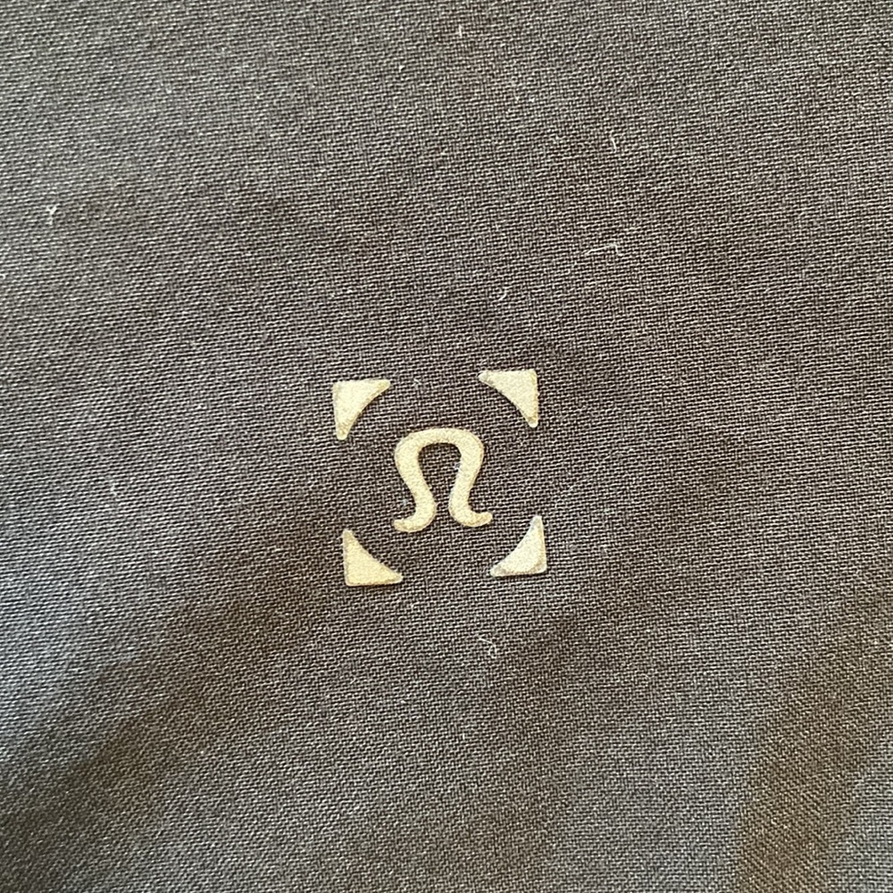 Like new! Lulu lemon size M shorts - Picture 3 of 4